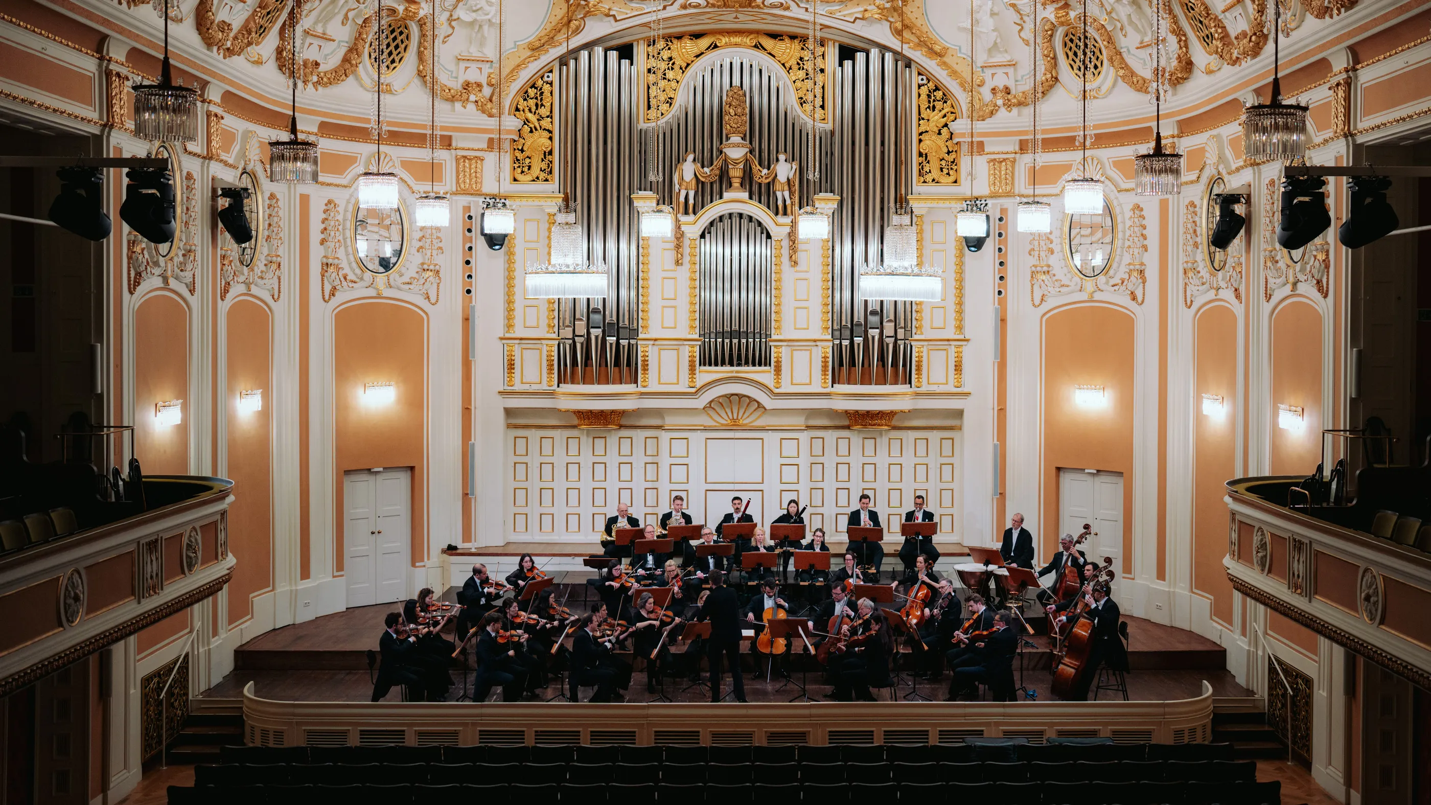 Das Mozarteumorchester Salzburg probt im Großen Saal der Internationalen Stiftung Mozarteum.