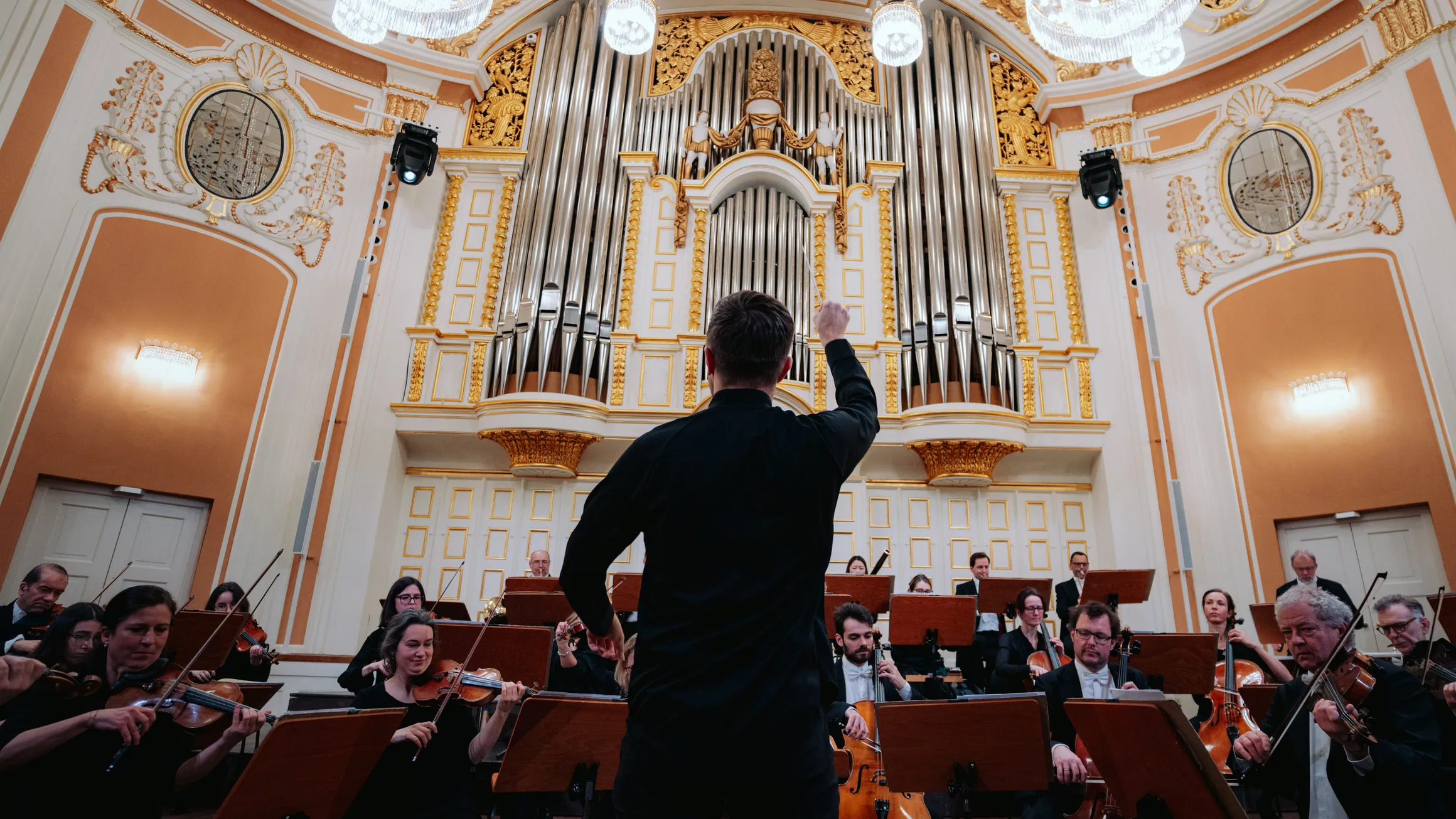 Roberto González-Monjas dirigiert das Mozarteumorchester in der Stiftung Mozarteum.