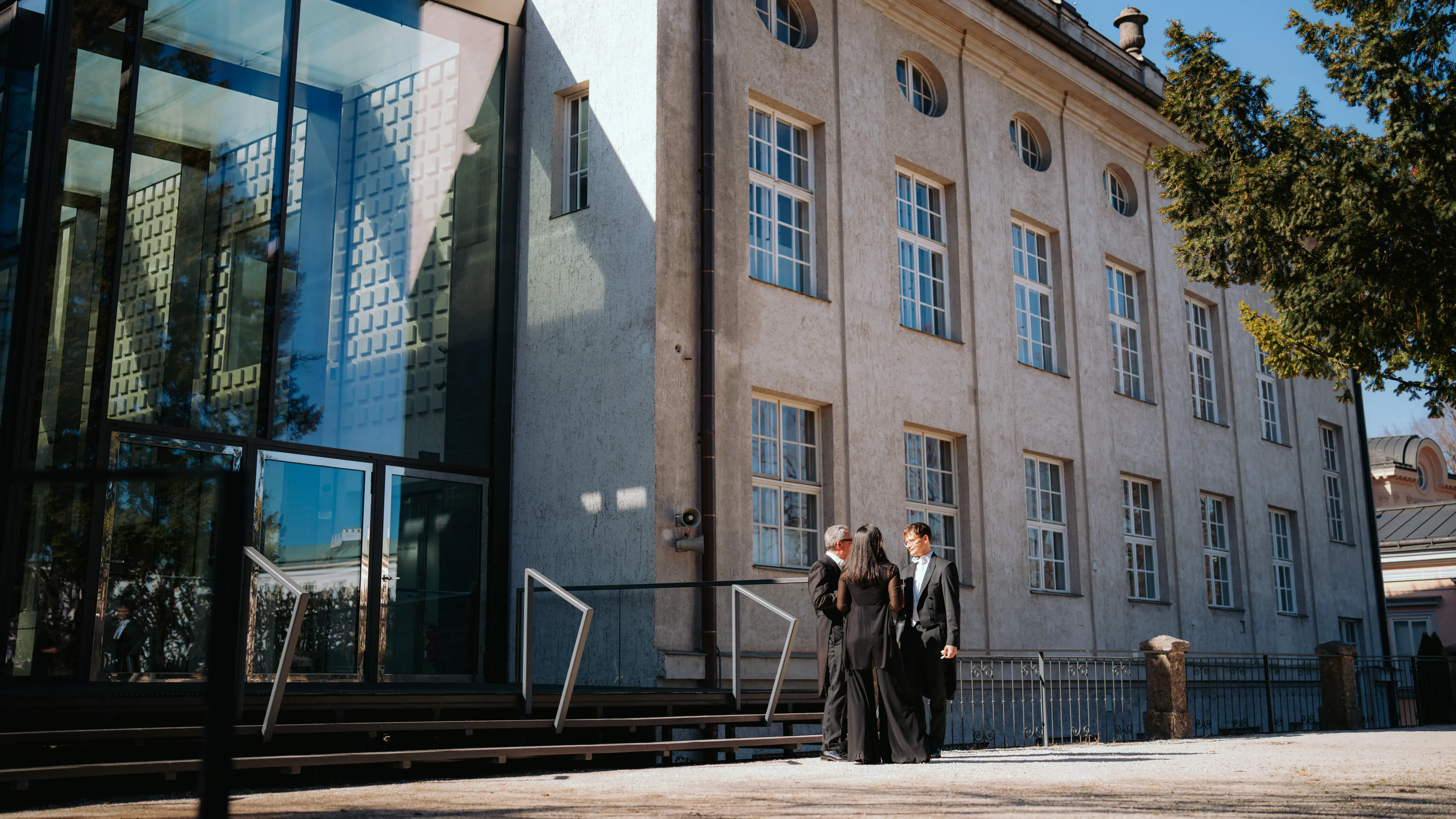 Mehrere Musiker stehen vor der Stiftung Mozarteum.