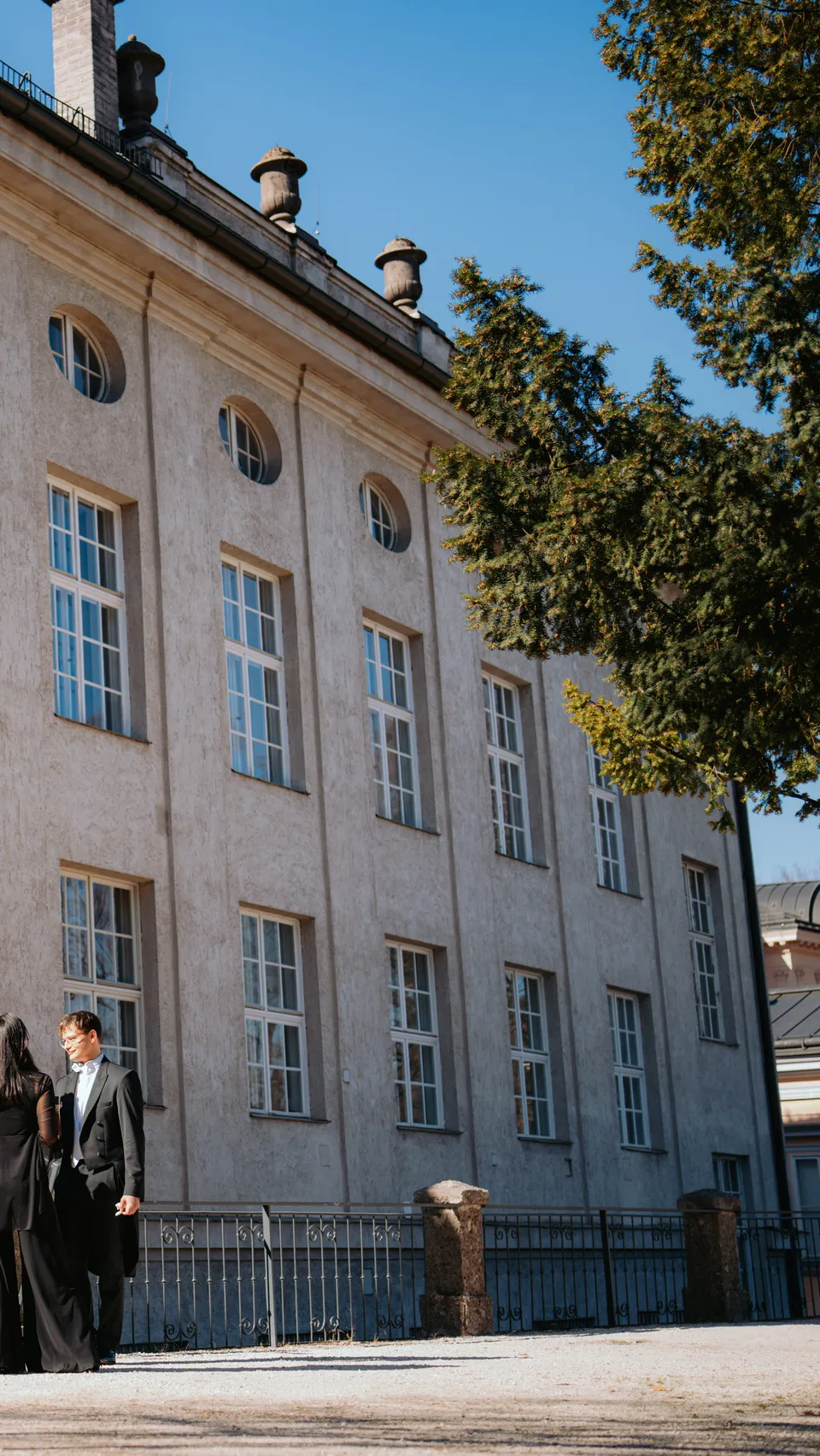 Mehrere Musiker stehen vor der Stiftung Mozarteum.