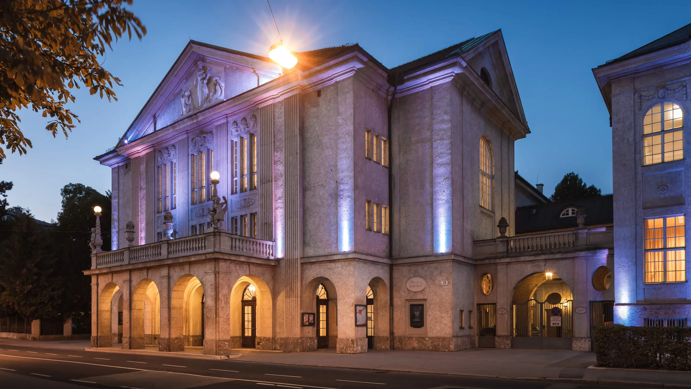 Stiftung Mozarteum bei Nacht